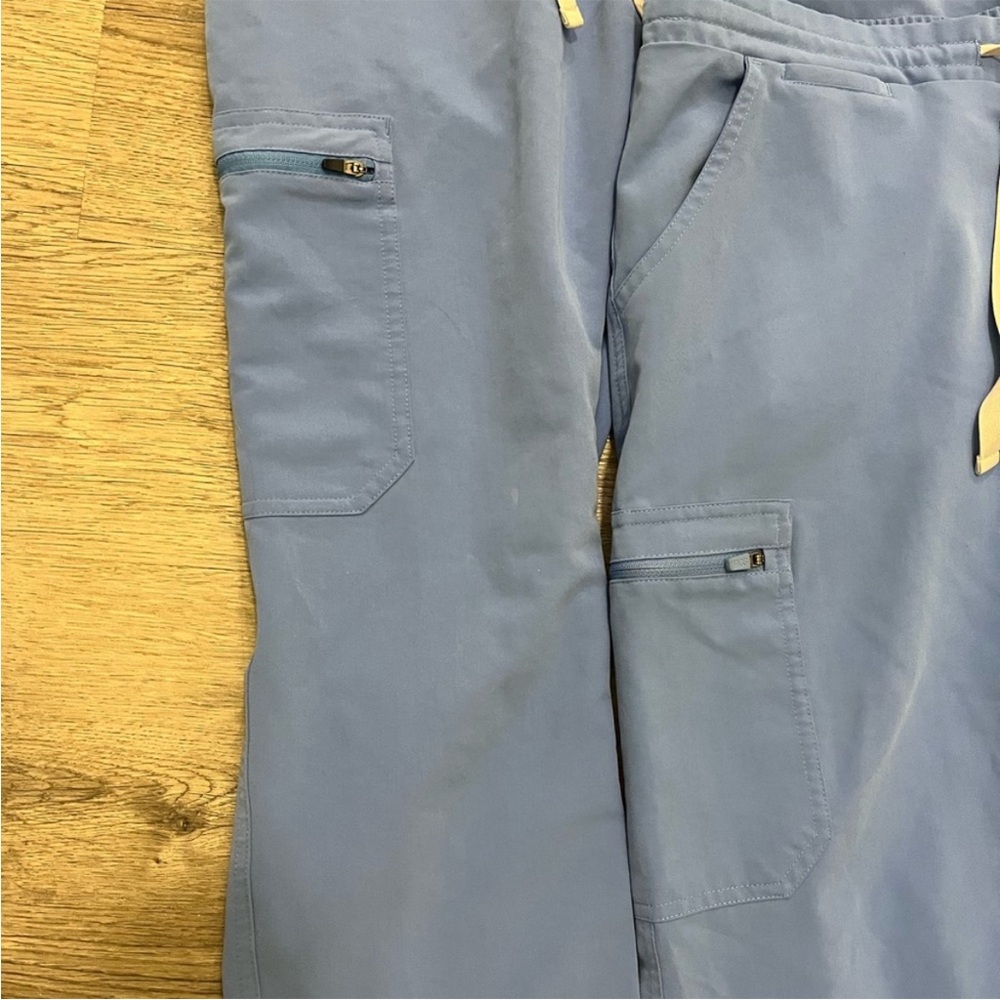 2 pairs of Figs scrub pants - Picture 4 of 6
